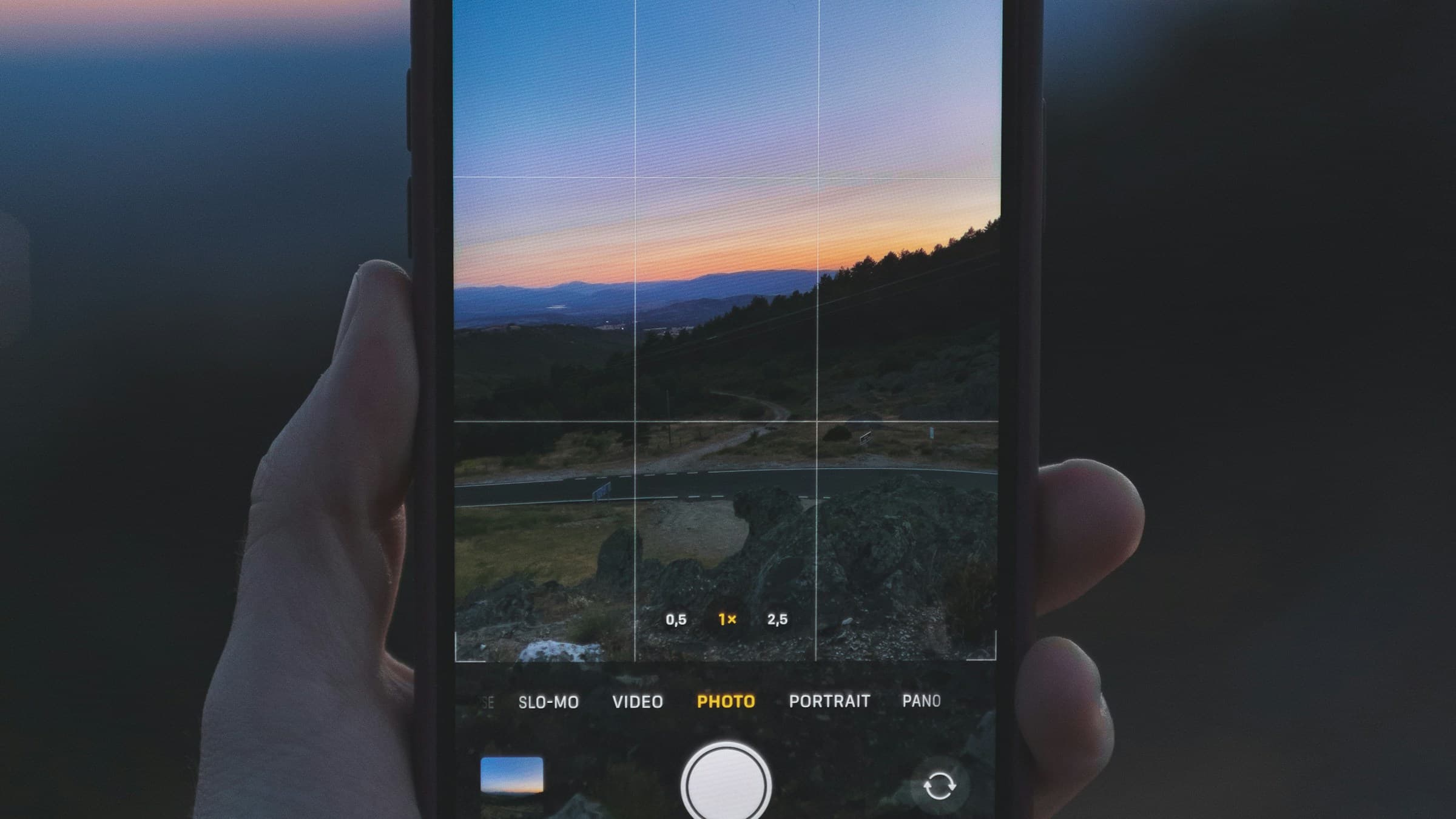 iPhone mit Fotogalerie und Symbolen für HEIC und JPG